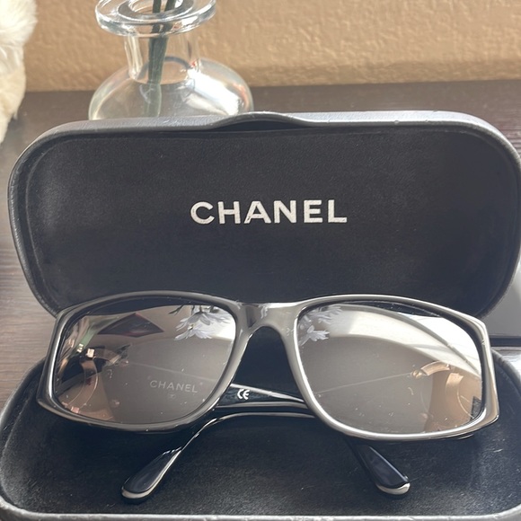 Chanel sunglasses still in good condition. - Picture 2 of 6